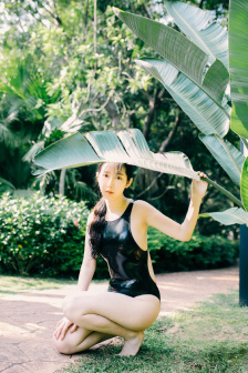 美女扒开粉嫩尿口的桶爽